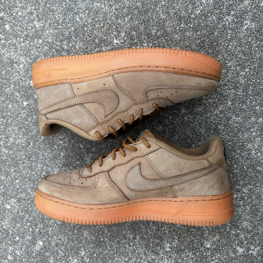 Nike Air Force 1 Low in Brown Suede - Picture 2 of 5